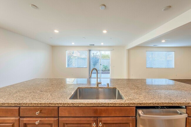 Foto del edificio - Large Single Family, 5 Bed 3 Bath, Corona-Norco Unified School District.