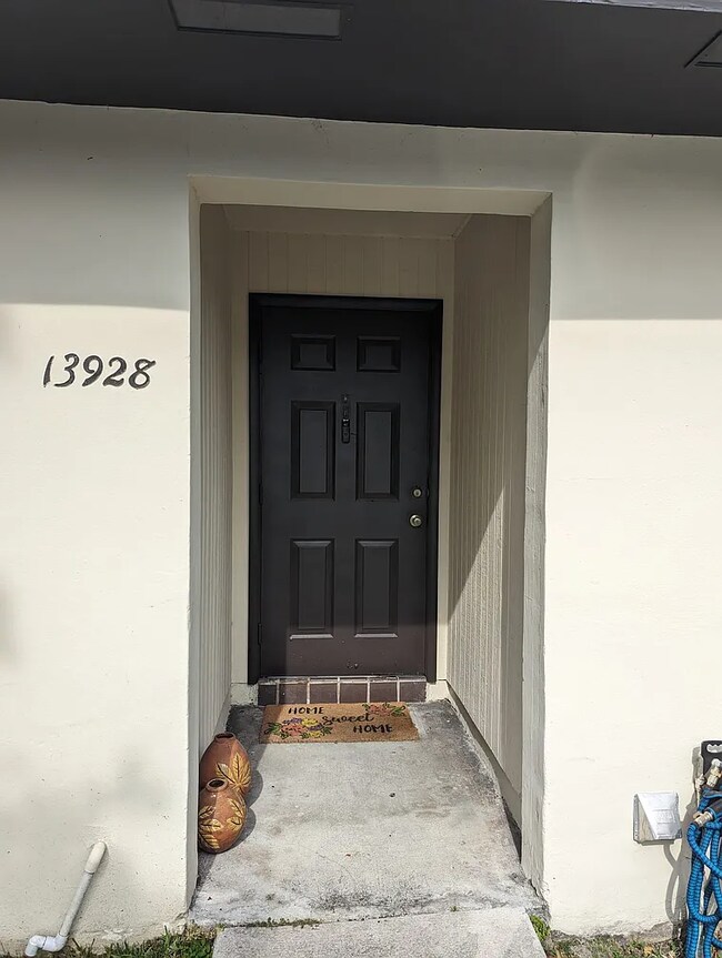 Entrada principal. - 13928 SW 52nd Ln