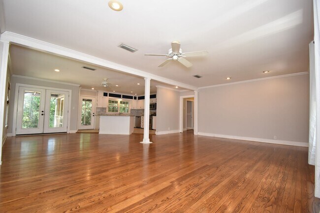 Foto del edificio - Cute 3 Bed 2 Bath with Hardwood Floors & G...