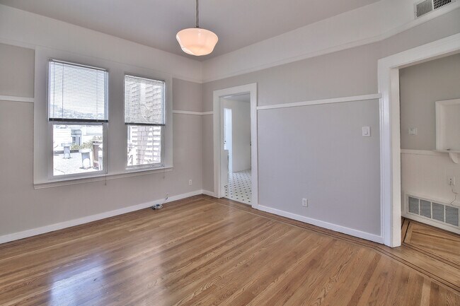 Building Photo - Charming Light-Filled Unit with Private De...