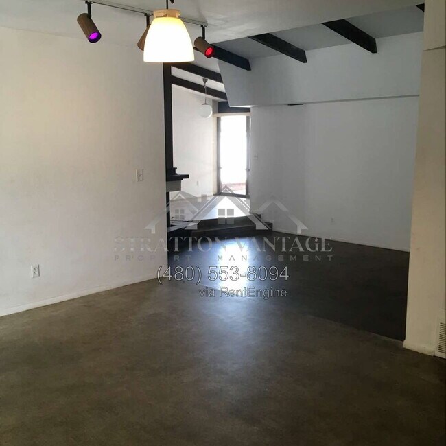 Building Photo - 730 N Stewart