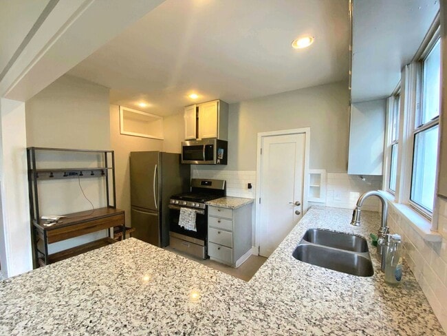 Building Photo - Spacious living in this renovated vintage ...