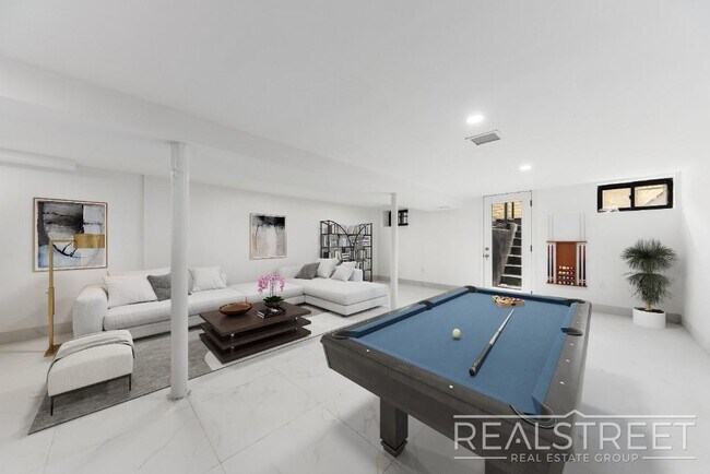 Foto del edificio - STUNNING 4+ BED 3 BATH DUPLEX + YARD IN PRIME BUSHWICK TOWNHOUSE