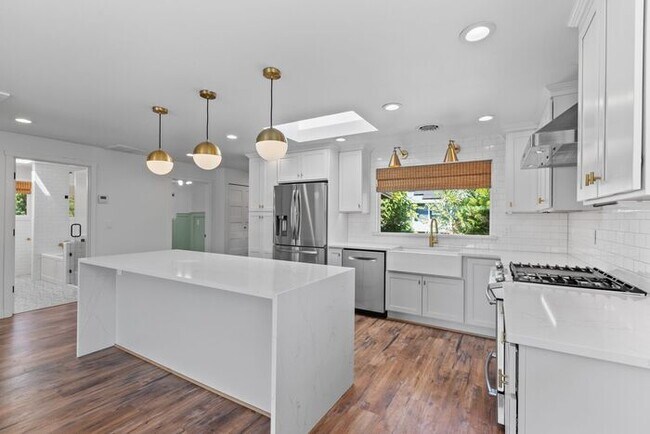 Building Photo - Immaculate Air-Conditioned North Admiral C...
