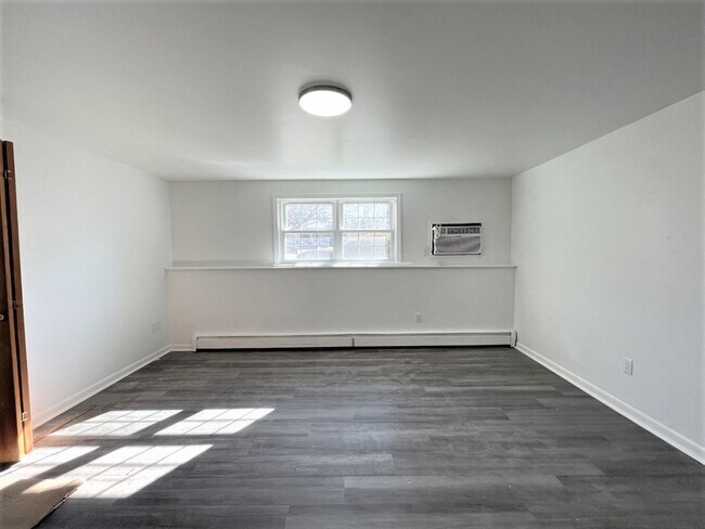 Building Photo - 805 Haverhill St