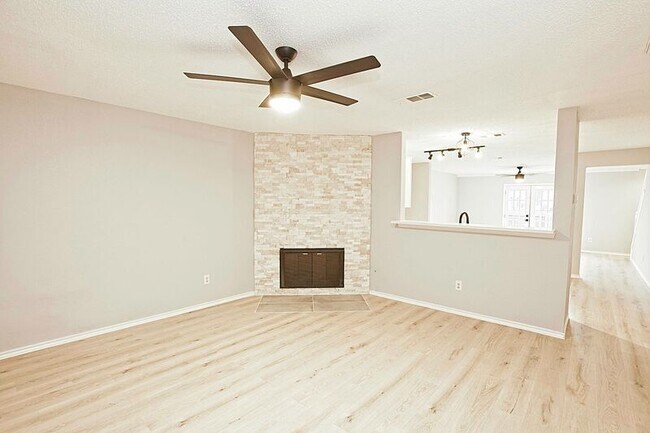 Building Photo - 1379 Honeysuckle Ln
