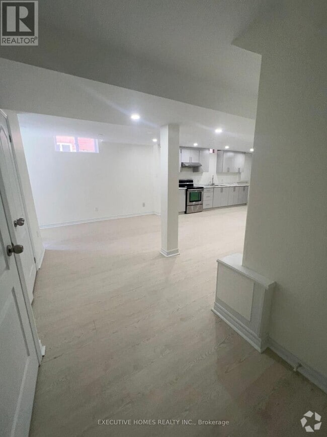 Building Photo - 3074 Dalehurst Dr