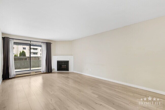 Photo du bâtiment - 1 Bed, 1 Bath Condo for Rent in Surrey Central!