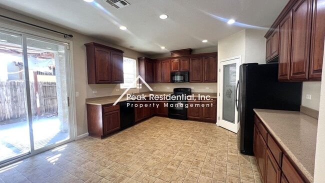 Building Photo - Spacious 4bd/2.5ba House with 2 Car Garage