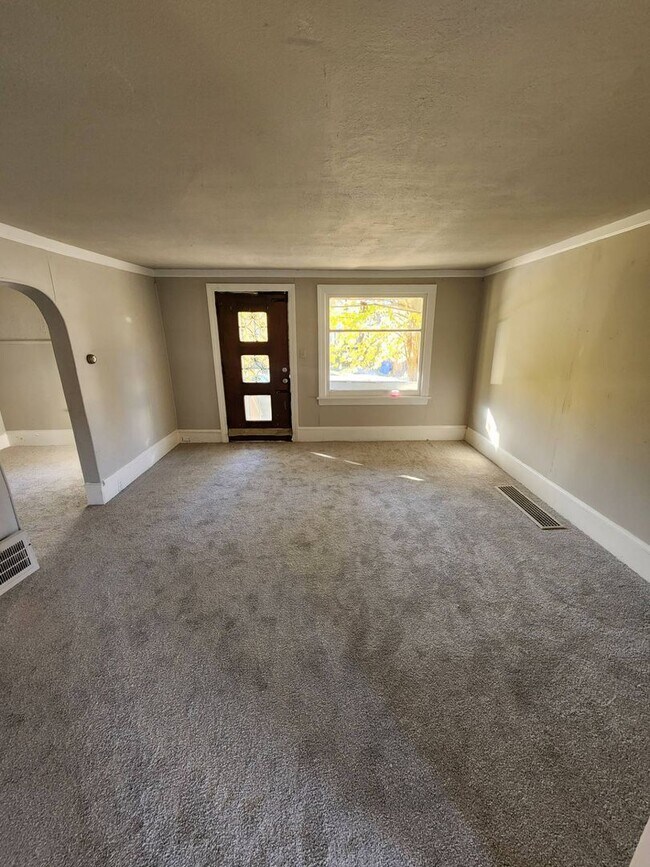 Foto del edificio - Charming 4-Bedroom Property in Prime Location