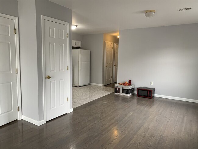 Building Photo - 128 Zabriskie St