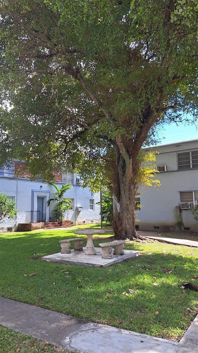 Foto del edificio - 428 NE 82nd St
