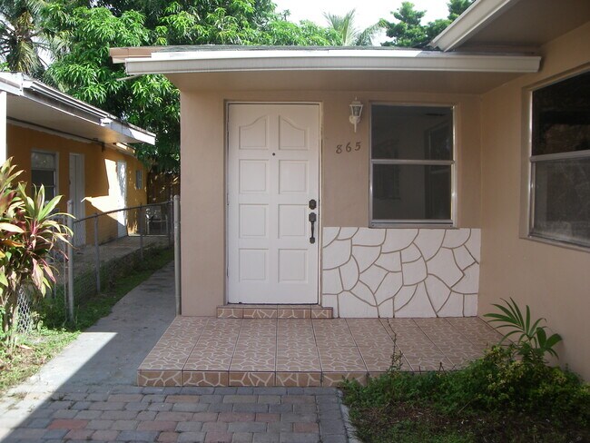 Building Photo - 865 SE 10th St