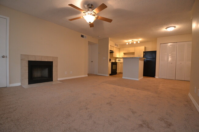 Building Photo - 1/1 Condo in GATED ~ LAKEFRONT community i...