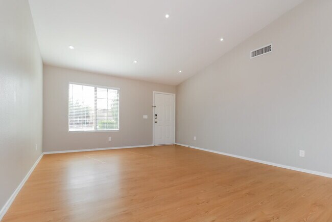 Building Photo - 7127 N 82nd Ln