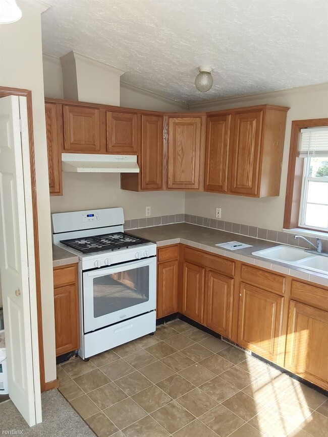 Building Photo - 2 br, 1 bath Duplex - 103 Sunset Ct 103 Su...
