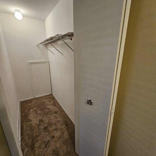 Building Photo - Nice 2 Bedroom, 1.5 Bath Condo Near Hall R...