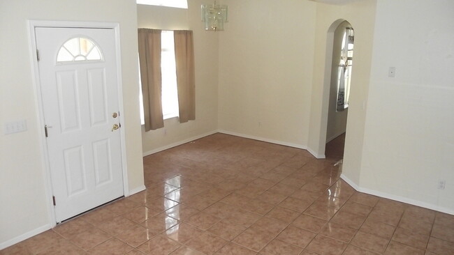 Building Photo - East El Paso 3bed/bath!