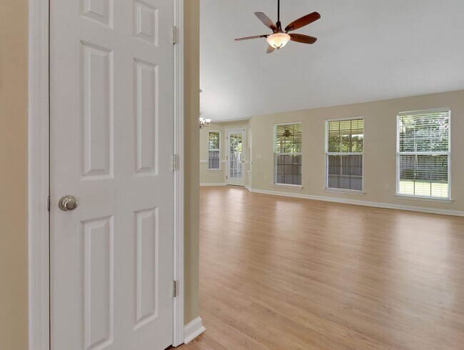 Foto del edificio - 3 Bed/2 Bath Home in Main Street!