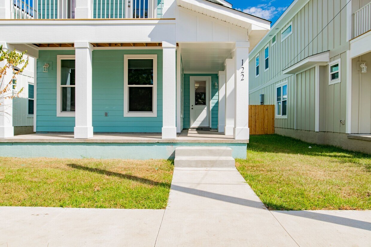 Foto principal - BRAND NEW 3 Bed/3.5 Bath New Orleans-style...