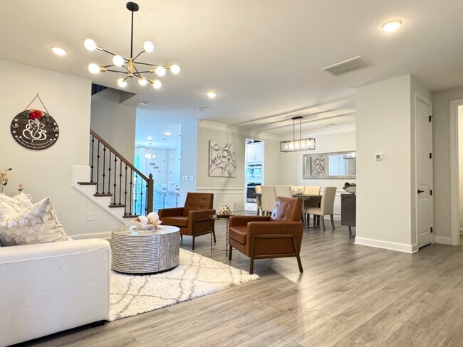 Foto del edificio - 4 Bedroom Luxury Townhome in Apex