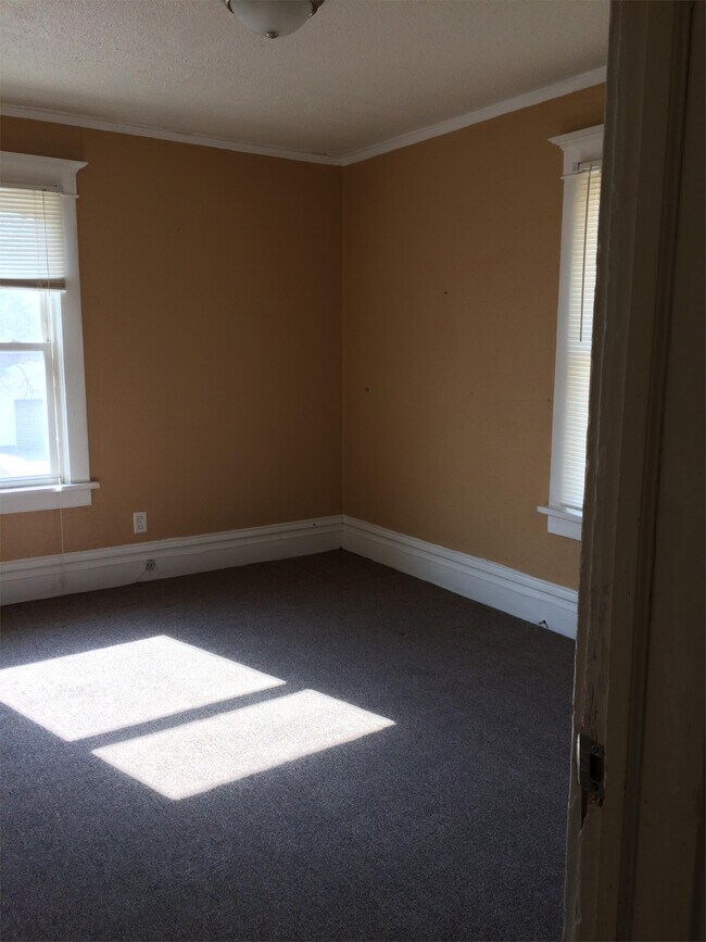 Building Photo - 846 Logan Ave