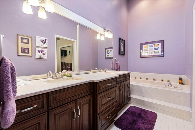 Foto del edificio - 4966 Clubview Ct E