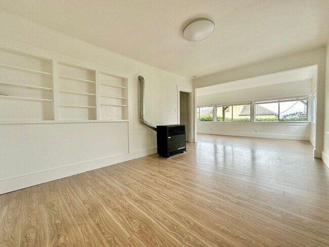 Building Photo - 412 35th Ave S