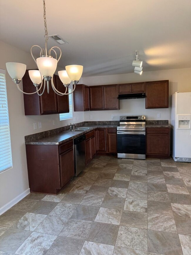 Building Photo - Available NOW! 3 bedroom 2.5 bath in Longs!!