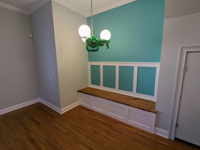 Building Photo - 305 E Henry St