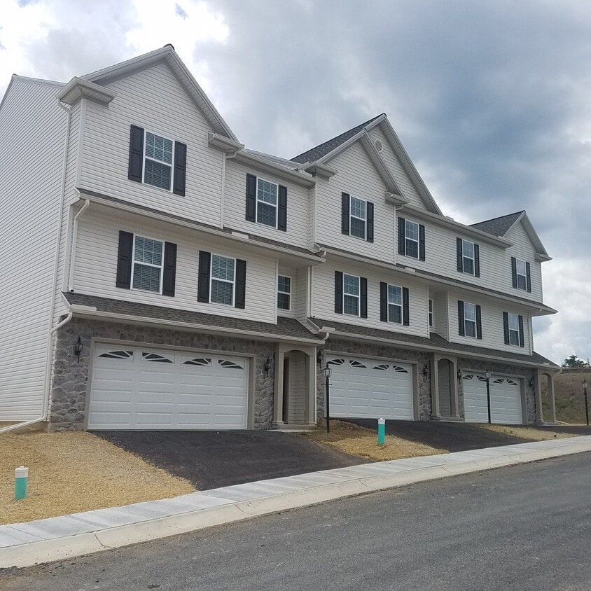 Primary Photo - Luxury Townhome!
