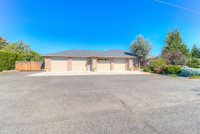 Building Photo - 3 br, 2.5 bath House - 711 Country Club Dr