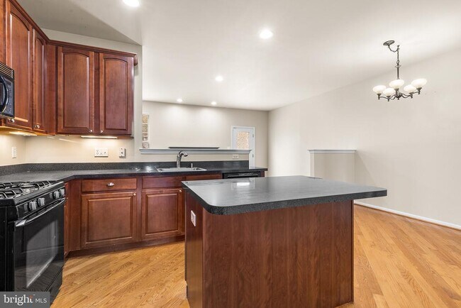Building Photo - 271 Yorktown Ct