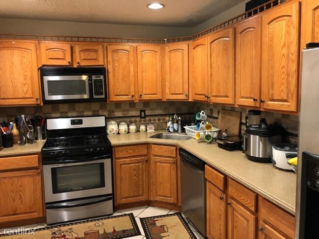 Building Photo - 2 br, 2.5 bath Townhome - 13 BRIGHTON WAY