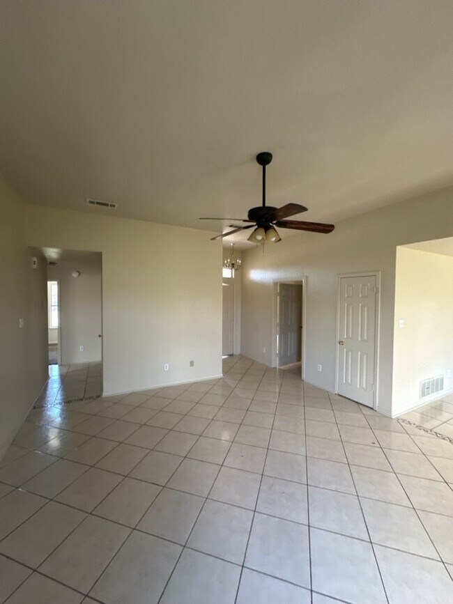 Foto del edificio - AVAILABLE NOW!