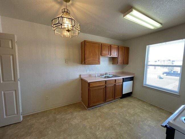 Building Photo - 1702 Benttree Dr