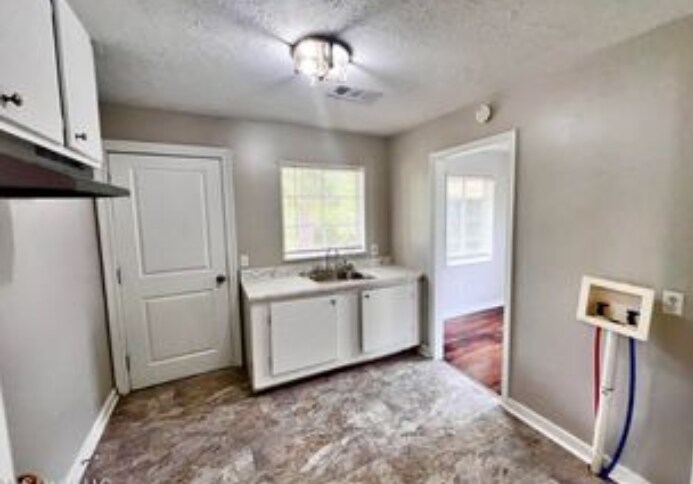 Building Photo - 1311 Fernwood Dr