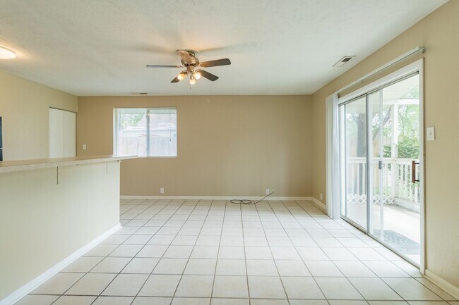 Foto del edificio - **$500 Move In Credit - SHORT TERM LEASE O...