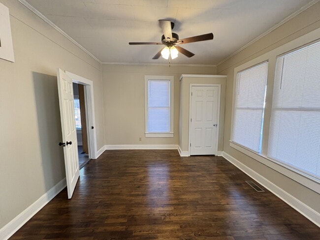 Building Photo - "Charming 4-Bedroom Retreat with 2 Full Baths in the Heart of Martin, TN!"