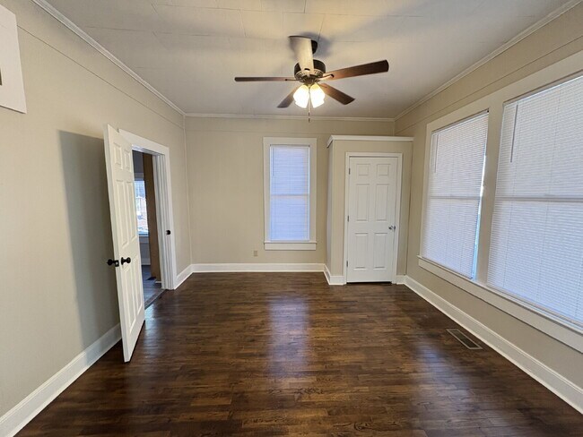 Foto del edificio - "Charming 4-Bedroom Retreat with 2 Full Baths in the Heart of Martin, TN!"