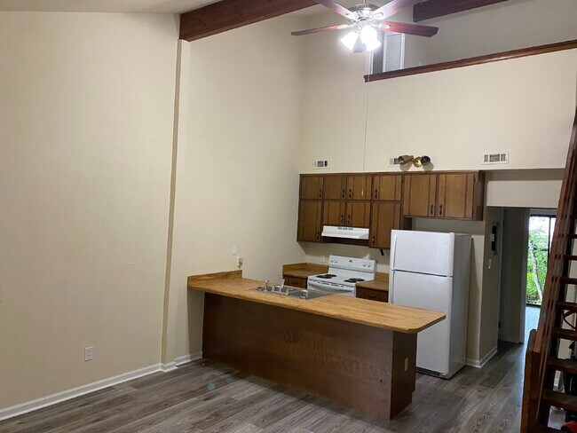 Foto del edificio - Perfect 1 Bedroom 1.5 Bathroom Townhome! Newer Flooring, Paint, and Appliances!