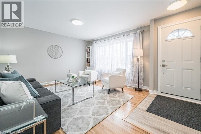 Photo du bâtiment - 426 Highland Rd E