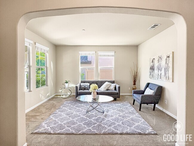 Building Photo - Stunning Home with Modern Comforts Spaciou...