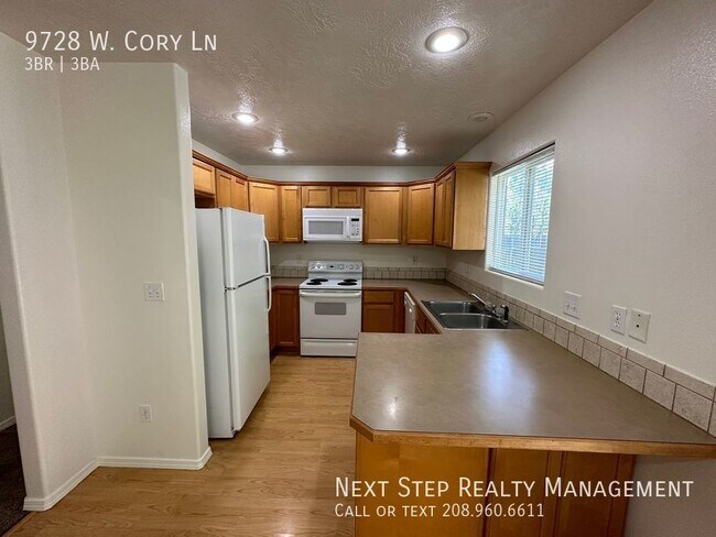 Building Photo - 3 Bed 2 Bath Townhome - NO SECURITY DEPOSI...