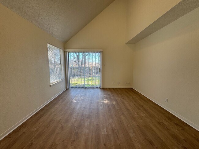 Foto del edificio - 2305 Lazy Ridge Dr