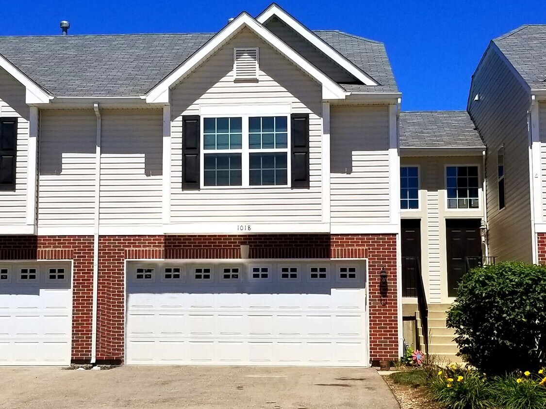 Foto principal - UPGRADED 2 BEDROOM, 2 BATH HAMPSHIRE TOWNH...