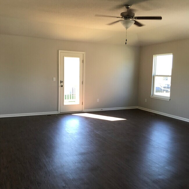 Foto del edificio - *Preleasing* Three Bedroom | Two Bath Rent...