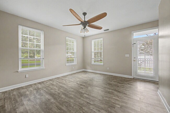 Foto del edificio - 3977 Four Oaks Blvd