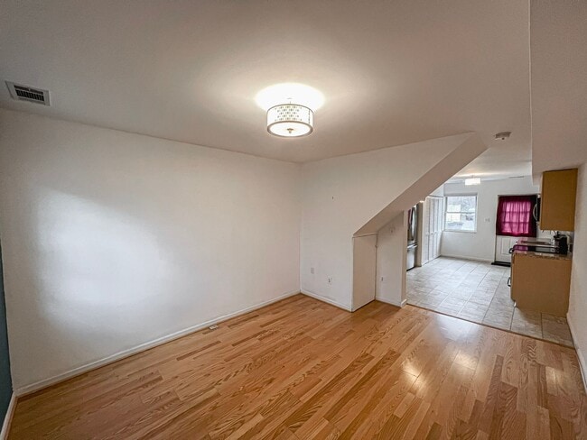 Building Photo - Beautiful 2 Bedroom 1 Bath Townhouse in Fa...