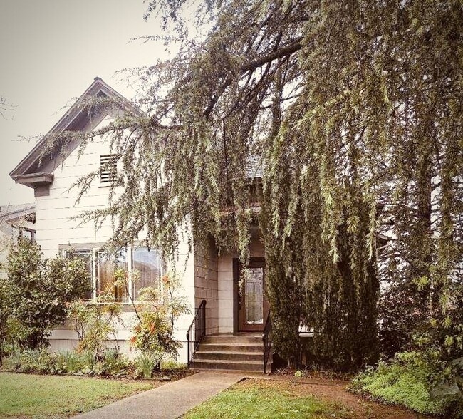 Building Photo - Beautiful and Bright Vintage Home – Fully Furnished ~ $1000 Move in Special!